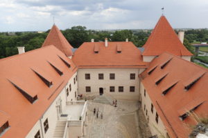 Zrenovovaná část hradu Bauska